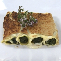 Cannelloni d'épinards aux pignons et raisins secs gratinés avec sauce béchamel au thym et fromage végétalien