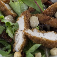 Salade César avec filet de poulet mariné