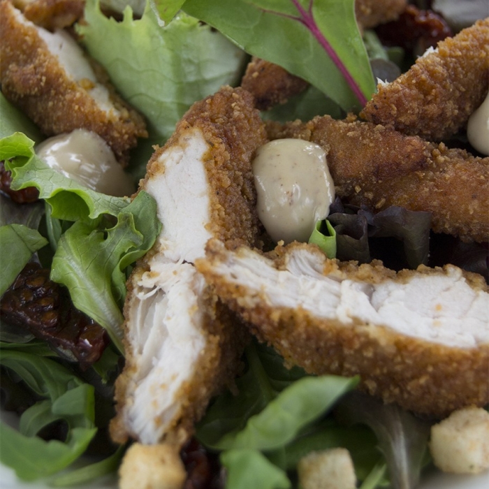 Salade César avec filet de poulet mariné